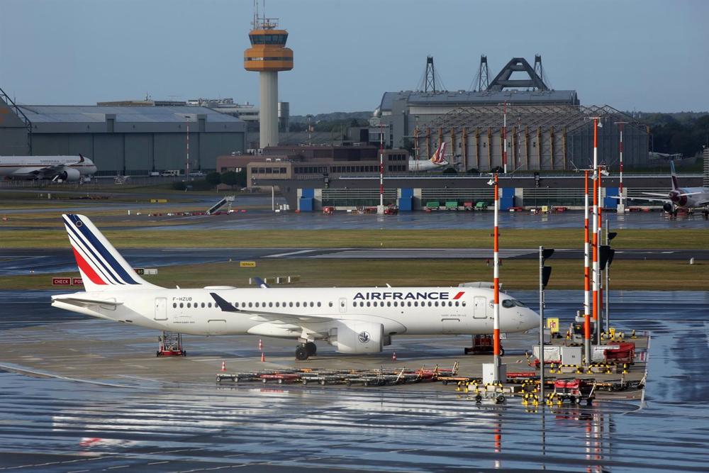 Archivo - FILED - 16 September 2022, Hamburg: A plane of the French airline Air France stands at Hamburg Airport. Archivo