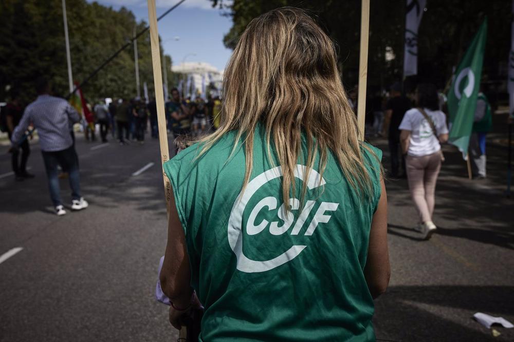 Archivo - Una mujer con una camiseta de CSIF participa en una manifestación a favor de la subida salarial y los servicios públicos, a 21 de septiembre de 2022, en Madrid (España). El sindicato Central Sindical Independiente y de Funcionarios (CSIF) ha con Archivo