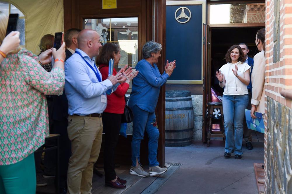 La presidenta de la Comunidad de Madrid y del Partido Popular de Madrid, Isabel Díaz Ayuso, es aplaudida durante su visita la localidad de Ciempozuelos, a 17 de abril de 2023, en Ciempozuelos, Madrid (España). Durante su visita a Ciempozuelos, Ayuso ha vi La
