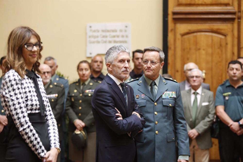 El ministro del Interior, Fernando Grande-Marlaska (c), y la delegada del Gobierno en Melilla, Sabrina Moh Abdelkader (1i), durante su visita al grupo de Policía Judicial, UDYCO, UFAM en la comandancia de la Guardia Civil El