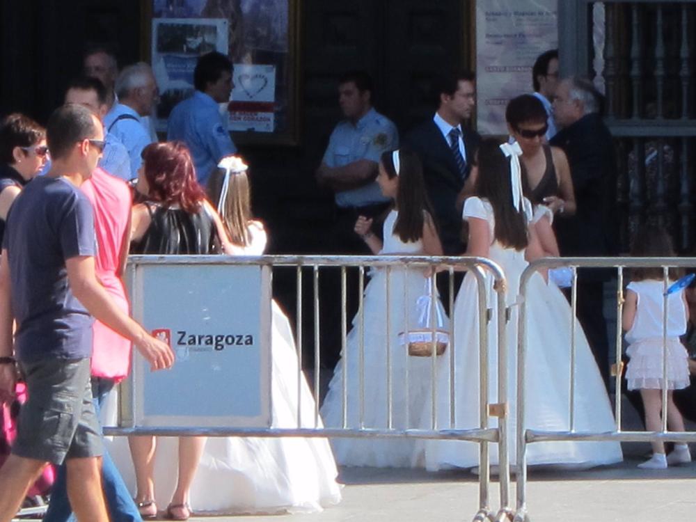 Archivo - Unas niñas en su Primera Comunión. Archivo