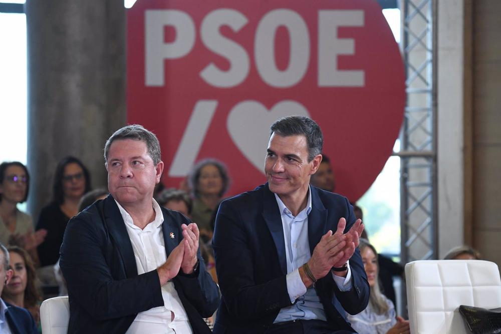 Archivo - El presidente de Castilla-La Mancha y secretario general del PSCM-PSOE, Emiliano García-Page (i), y el secretario general del PSOE y presidente del Gobierno, Pedro Sánchez, en un acto de la campaña 'El Gobierno de la Gente' el 15 de septiembre e Archivo