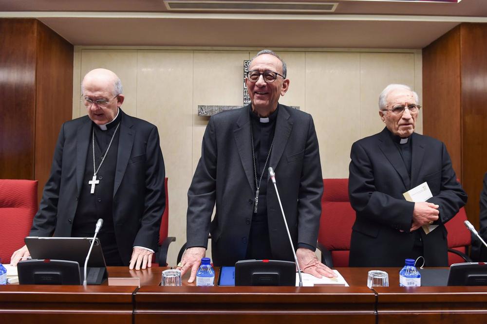 El cardenal arzobispo de Madrid, Carlos Osoro; el presidente de la Conferencia Episcopal Española, Juan José Omella Juan José Omella, y el cardenal Antonio María Rouco Varela El