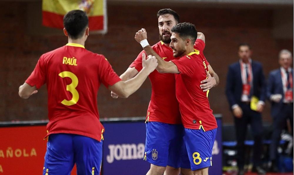 Los jugadores de la selección española de fútbol sala celebran uno de sus goles en uno de los amistosos ante Brasil Los