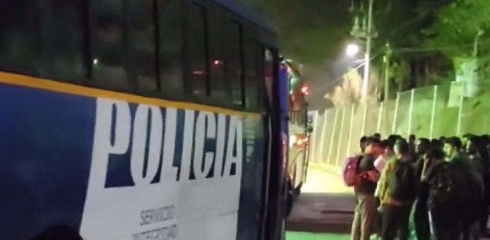 La Policía de Guatemala custodia a migrantes expulsados a Honduras La