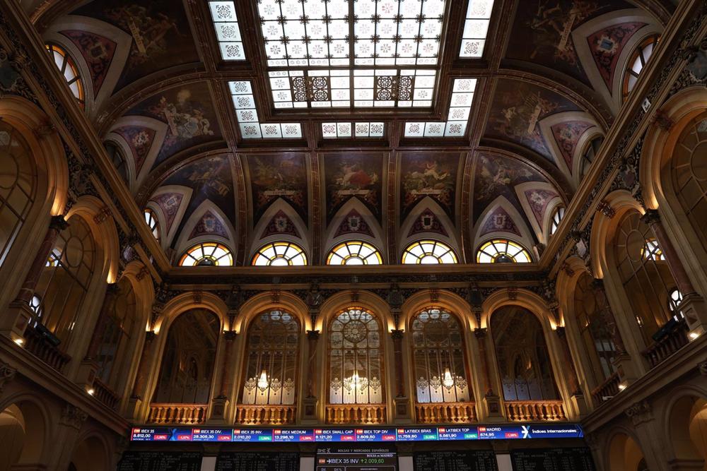 Archivo - Varios paneles del Ibex 35 en el Palacio de la Bolsa en Madrid (España). Archivo