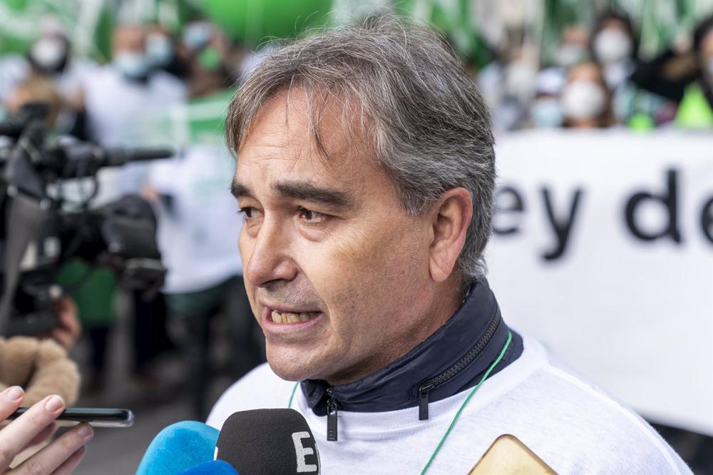 Archivo - El presidente del Sindicato de Enfermería, Satse, Manuel Cascos, ofrece declaraciones a los medios, durante una concentración de enfermeros, en la Plaza de las Cortes frente al Congreso de los Diputados, a 1 de diciembre de 2021, en Madrid, (Esp Archivo