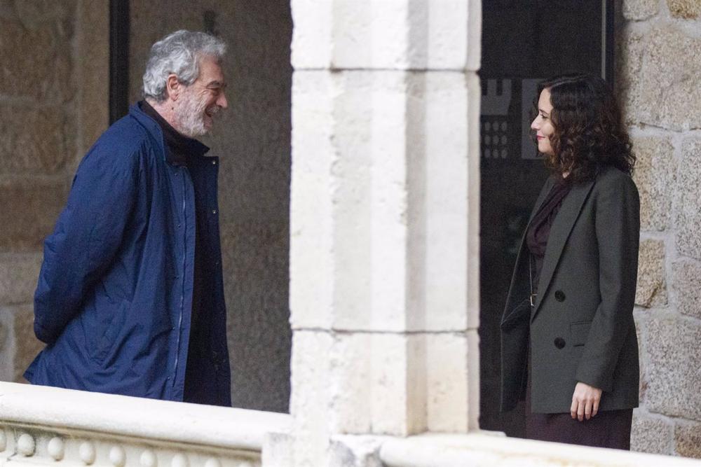 Archivo - El director del Gabinete de la Presidencia de la Comunidad de Madrid, Miguel Ángel Rodríguez, conversa con la presidenta de la Comunidad de Madrid, Isabel Díaz Ayuso, en la reunión del Consejo de Gobierno de la Comunidad, en el Castillo de Manza Archivo