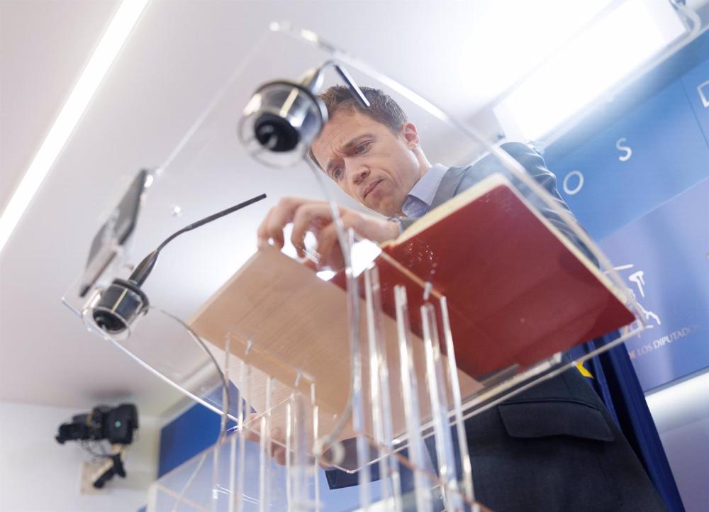 El líder de Más País, Iñigo Errejón, interviene durante una rueda de prensa anterior a la reunión de la Junta de Portavoces, en el Congreso de los Diputados, a 18 de abril de 2023, en Madrid (España). El