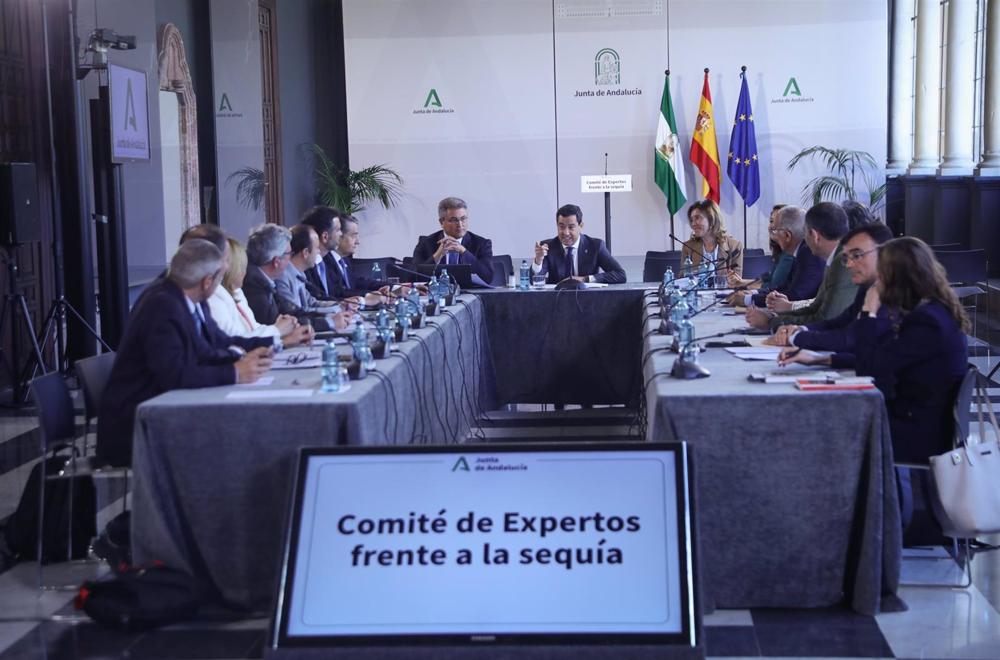 El presidente de la Junta de Andalucía, Juanma Moreno, ha presidido este martes la reunión del Comité de Expertos de la Sequía, en el Palacio de San Telmo de Sevilla El