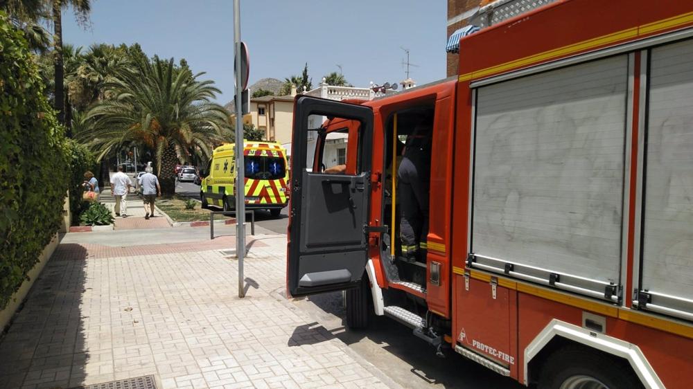Archivo - Camión de bomberos de Málaga y ambulancia Archivo