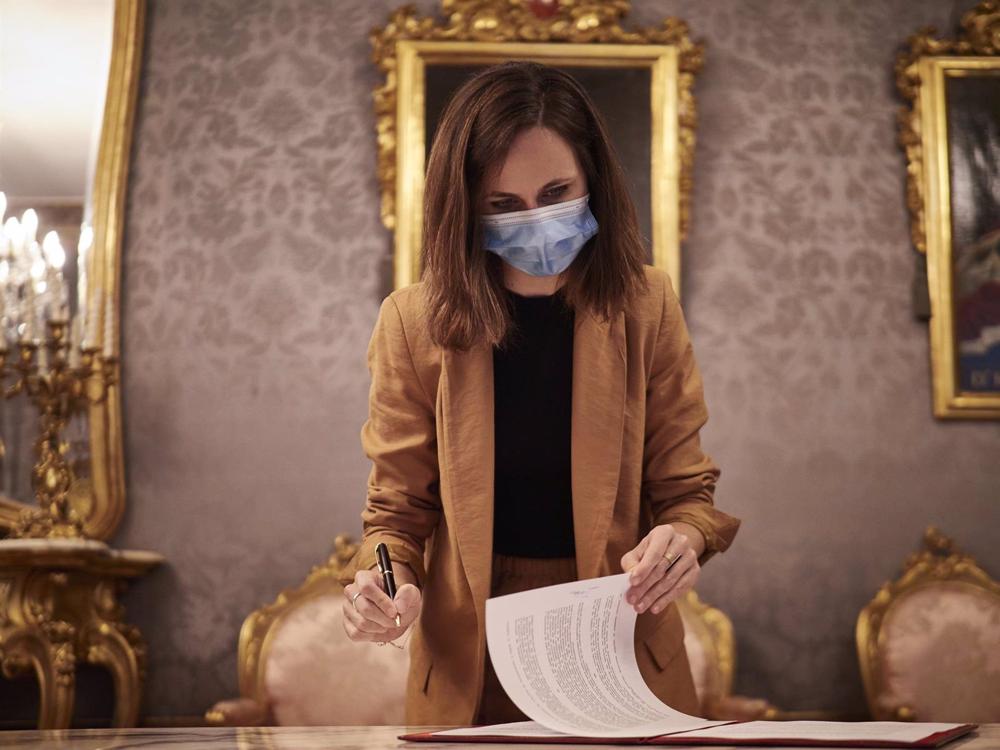 Archivo - La ministra de Derechos Sociales y Agenda 2030, Ione Belarra, durante la firma del convenio de fondos europeos para Navarra, a 16 de julio de 2021, en Pamplona, Navarra, (España). Con la firma de este convenio, la Comunidad foral recibirá fondos Archivo