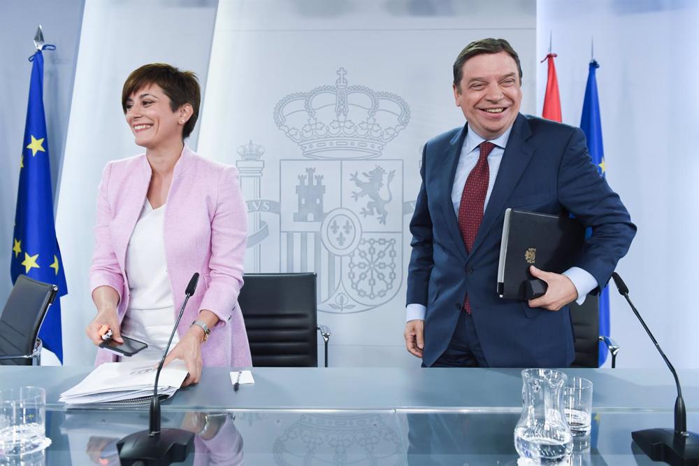 La ministra Portavoz, Isabel Rodríguez y el ministro de Agricultura, Pesca y Alimentación, Luis Planas, durante una rueda de prensa posterior a una reunión del Consejo de Ministros, en el Palacio de la Moncloa, a 18 de abril de 2023, en Madrid (España). La
