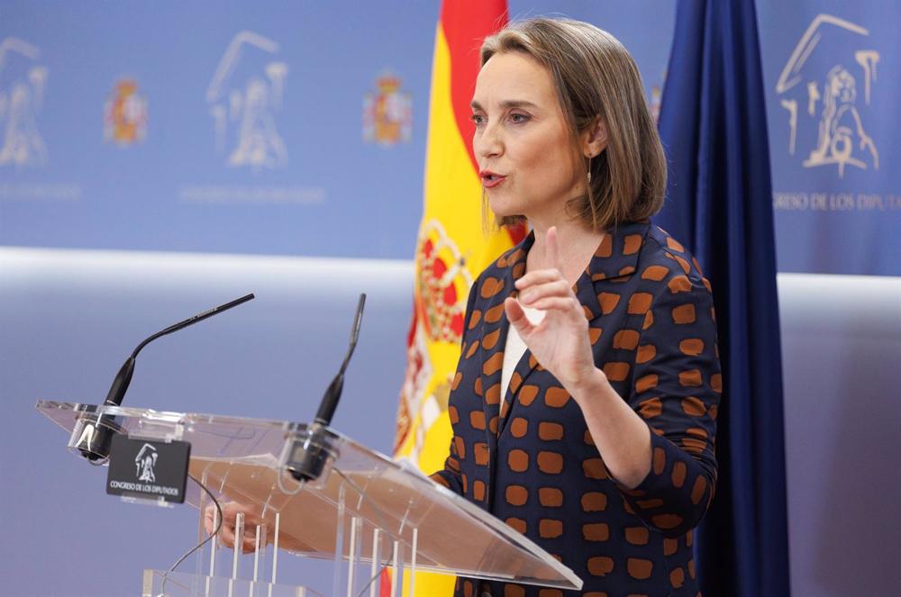 La portavoz del PP en el Congreso, Cuca Gamarra, interviene durante una rueda de prensa posterior a la reunión de la Junta de Portavoces, en el Congreso de los Diputados, a 18 de abril de 2023, en Madrid (España). La