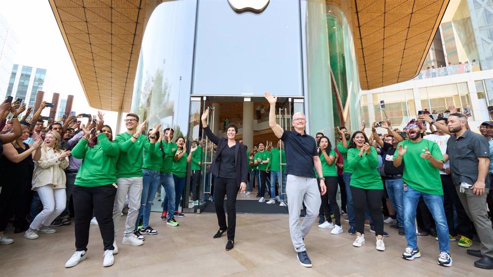 Tim Cook inaugura la primera Apple Store en India Tim