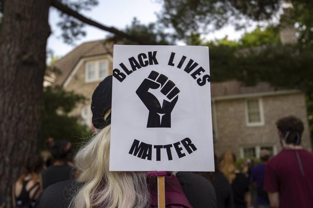 Archivo - Un cartel de protesta de Black Lives Matter en Kansas, Florida Archivo