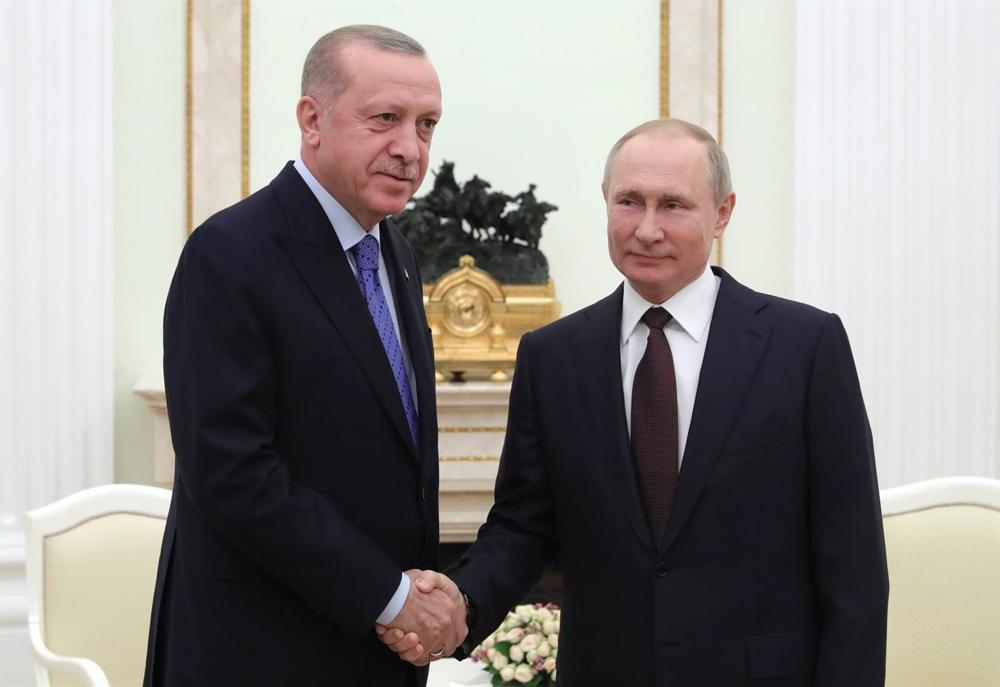 Archivo - El presidente de Rusia, Vladimir Putin (d), recibe en Moscú a su homólogo de Turquía, Recep Tayyip Erdogan (i) Archivo