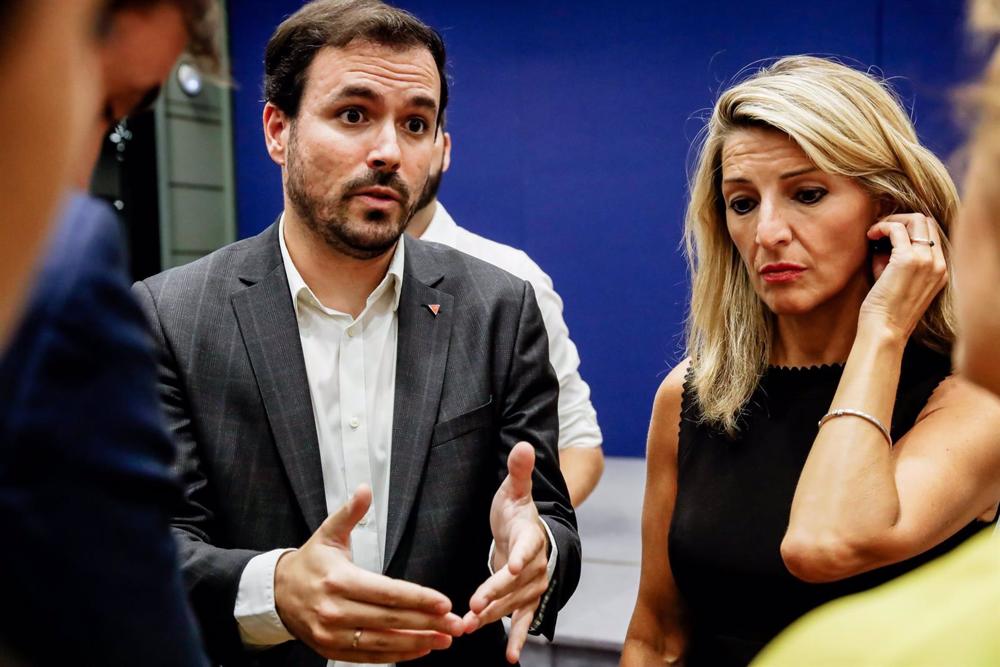 Archivo - La vicepresidenta segunda y ministra de Trabajo, Yolanda Díaz, y el ministro de Consumo, Alberto Garzón, conversan tras una rueda de prensa posterior a una reunión en la sede del Ministerio, a 8 de septiembre de 2022, en Madrid (España). Archivo