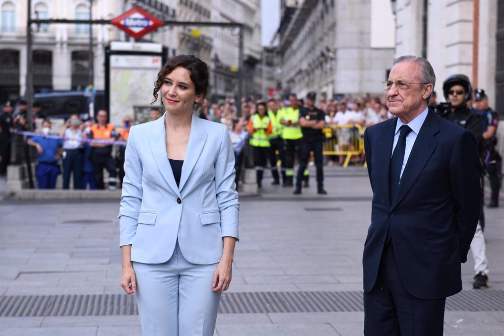 Archivo - La presidenta de la Comunidad de Madrid, Isabel Díaz Ayuso, y el presidente del Real Madrid, Florentino Pérez, a su llegada al acto de recibimiento a la plantilla y directivos del Real Madrid Baloncesto tras conquistar la 36 ª Liga Endesa ACB, e Archivo