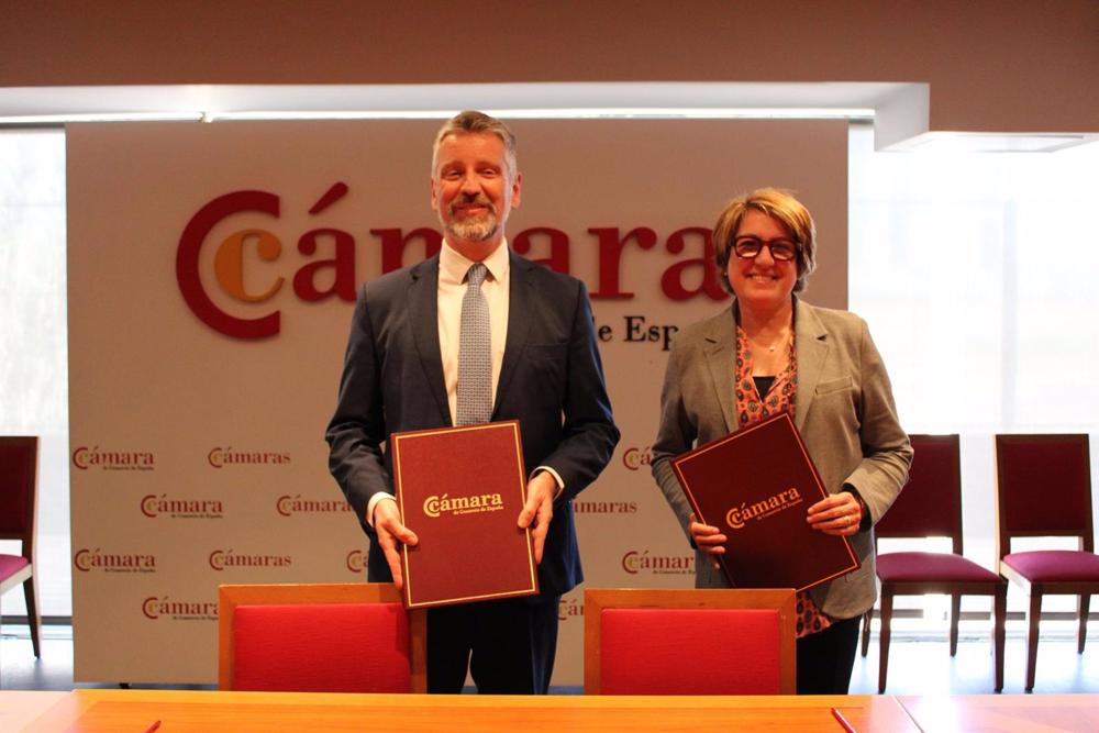 Fernando Salazar, presidente ejecutivo de Cesce e Inmaculada Riera, directora general de Cámara de España. Fernando