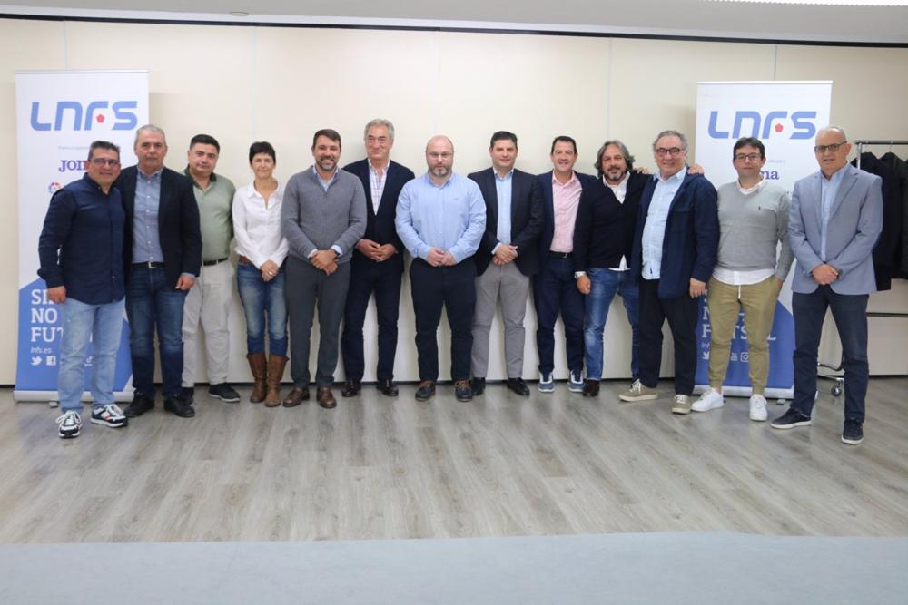 Javier Lozano con representantes de los clubes de la Primera División del fútbol sala Javier