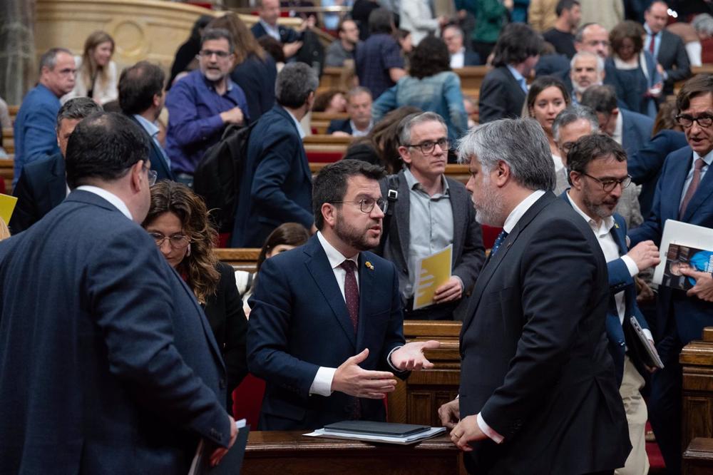 El presidente de la Generalitat, Pere Aragonès, con el presidente de Junts en el Parlament, Albert Batet El