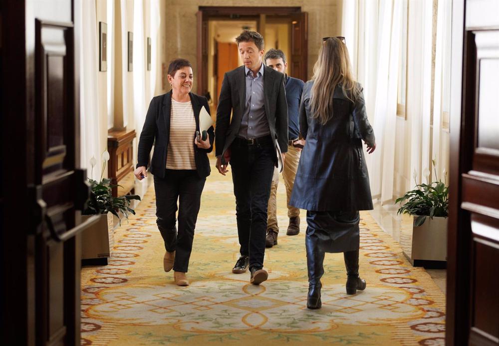 La diputada de EH Bildu Mertxe Aizpurua y el líder de Más País, Iñigo Errejón, a su llegada a una reunión de la Junta de Portavoces, en el Congreso de los Diputados, a 18 de abril de 2023, en Madrid (España). La