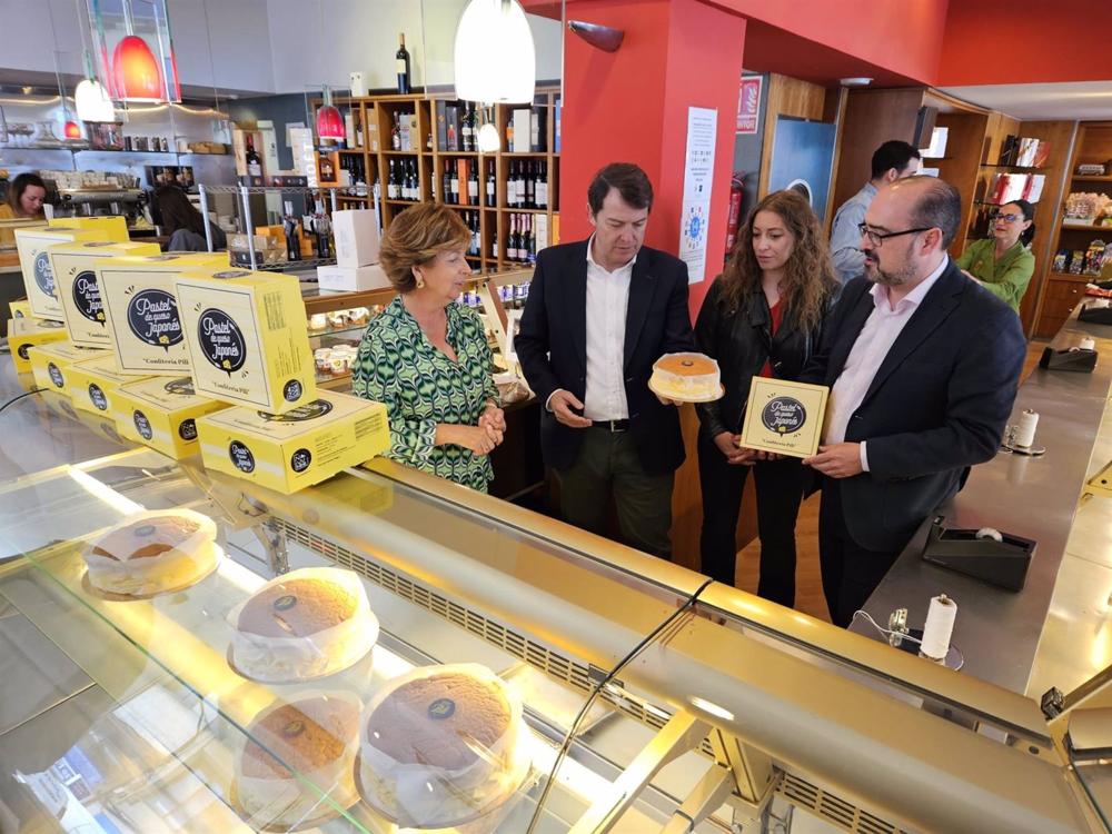 El presidente del PP de Castilla y León, Alfonso Fernández Mañueco, junto con el candidato a la Alcaldía de Ponferrada, Marco Morala, y la presidenta del PP de León, Ester Muñoz, en una visita a una confitería de Ponferrada. El