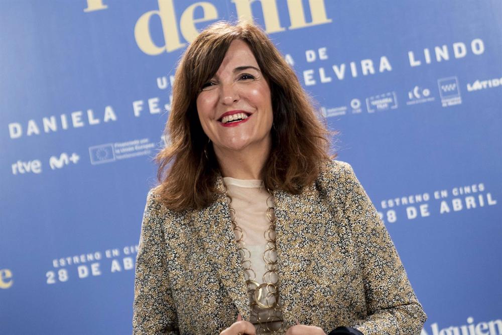 La escritora, Elvira Lindo, durante la sesión de prensa de la película ‘Alguien que cuide de mi’, en los Cines Paz, a 19 de abril de 2023, en Madrid (España). La