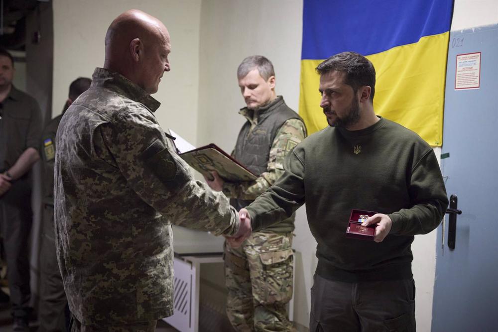 El presidente de Ucrania, Volodimir Zelenski, condecora a soldados ucranianos por su papel en la guerra. El