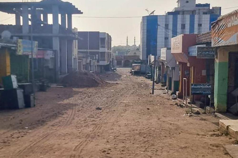 Una calle en la ciudad sudanesa de Al Fasher durante los combates entre el Ejército de Sudán y las paramilitares Fuerzas de Apoyo Rápido (RSF) Una