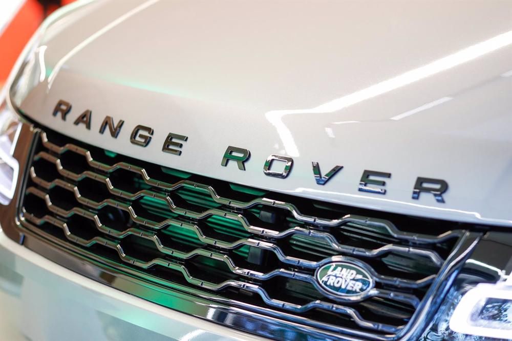 Archivo - FILED - 29 October 2020, Berlin: A view of the Range Rover logo at the showroom opening of the Archivo