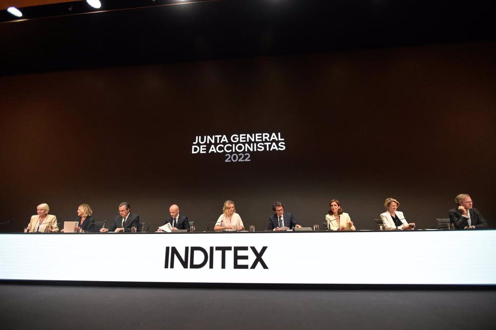 Archivo - En el centro, el consejero delegado de Inditex, Óscar García Maceiras, y la presidenta de Inditex, Marta Ortega, junto con el resto de miembros del Consejo de Administración durante la primera convocatoria de la Junta General de Accionistas de I Archivo
