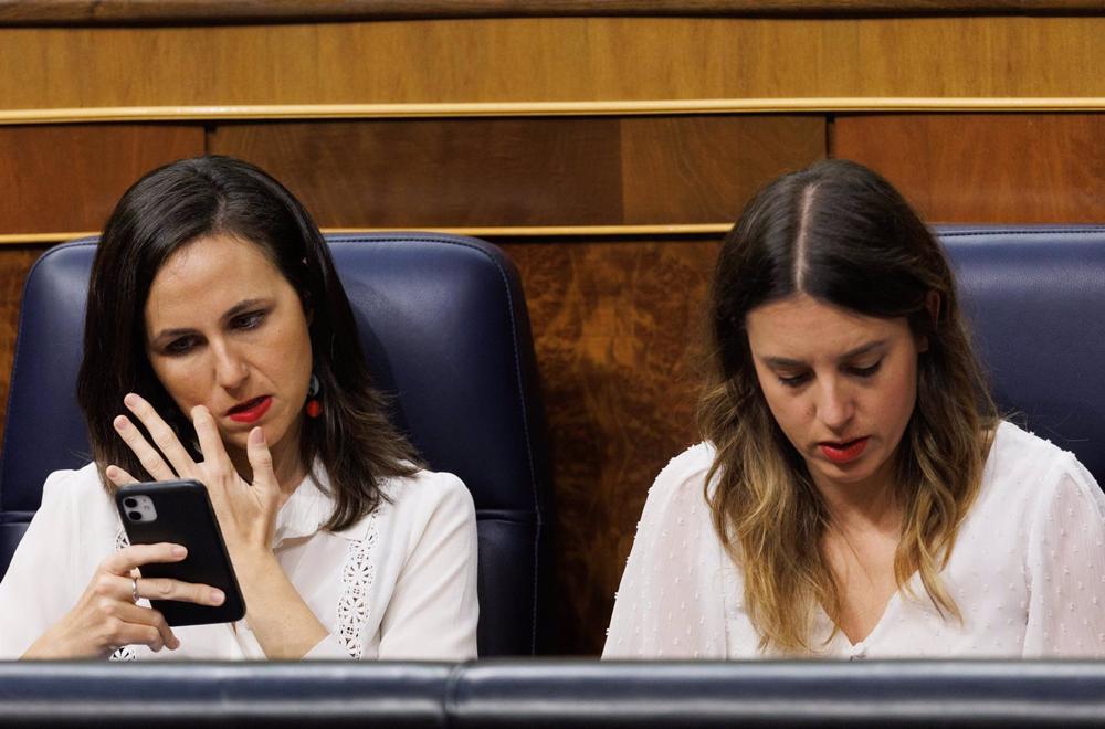 La secretaria general de Podemos y ministra de Derechos Sociales y Agenda 2030, Ione Belarra (i) y la ministra de Igualdad, Irene Montero (d), durante una sesión plenaria en el Congreso de los Diputados. La