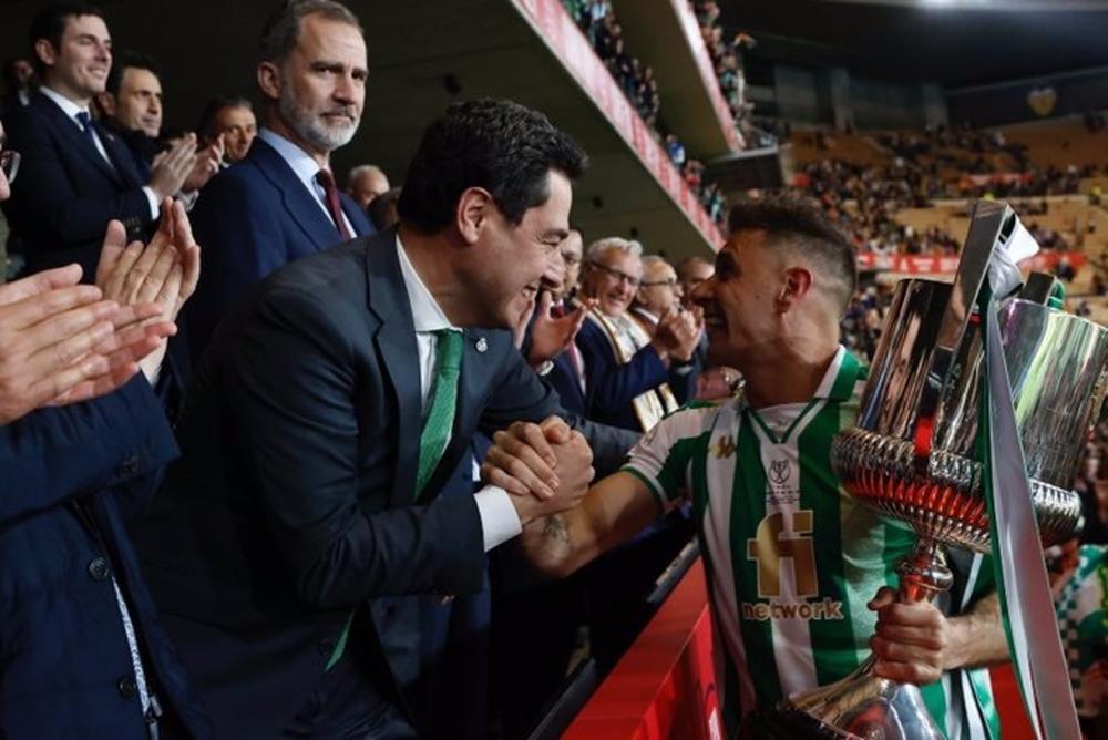 Juanma Moreno, presidente de la Junta de Andalucía, felicita a Joaquín Sánchez tras ganar el Betis la final de la Copa del Rey en 2022 en el estadio sevillano de la Cartuja. Juanma