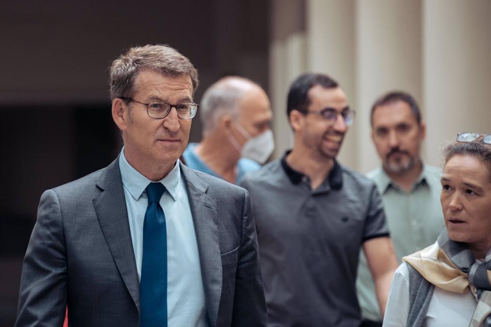 El presidente del PP, Alberto Núñez Feijóo, a su llegada a una sesión plenaria en el Senado, a 19 de abril de 2023, en Madrid (España). El