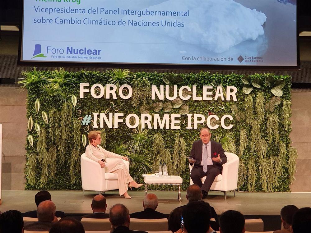 Archivo - La vicepresidenta del IPCC, Thelma Krug, y el presidente de Foro Nuclear, Ignacio Araluce, durante la presentación del informe 'Global Warming of 1,5 ºC' en Madrid Archivo