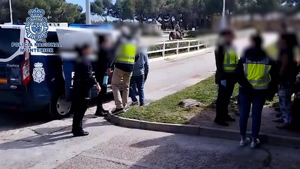 Registros y detenciones en centros hípicos de la Comunidad de Madrid. Registros