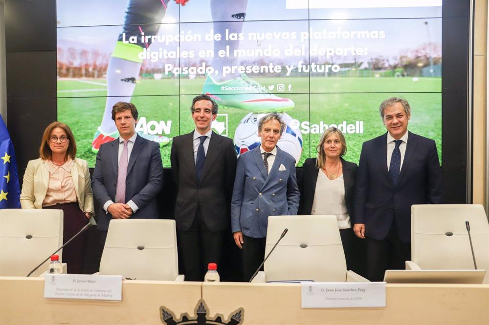 El CEO de ISDE, Juan José Sánchez Puig, y el diputado de la Junta de Gobierno del ICAM, Javier Mata, entre otros, en la inauguración de la jornada sobre las nuevas tendencias de las plataformas digitales en el deporte, prólogo del ISC de 2023. El