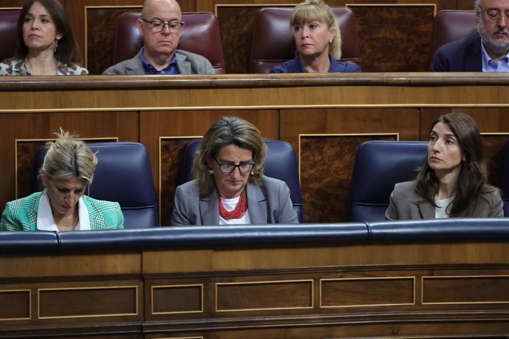 (I-D) La vicepresidenta segunda y ministra de Trabajo y Economía Social, Yolanda Díaz; la vicepresidenta tercera y ministra de la Transición Ecológica y Reto Demográfico, Teresa Ribera y la ministra de Justicia, Pilar Llop, durante una sesión plenaria en (I-D)