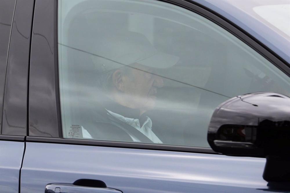 El Rey Juan Carlos sale de casa de Pedro Campos para dirigirse al Náutico de Sansenxo El