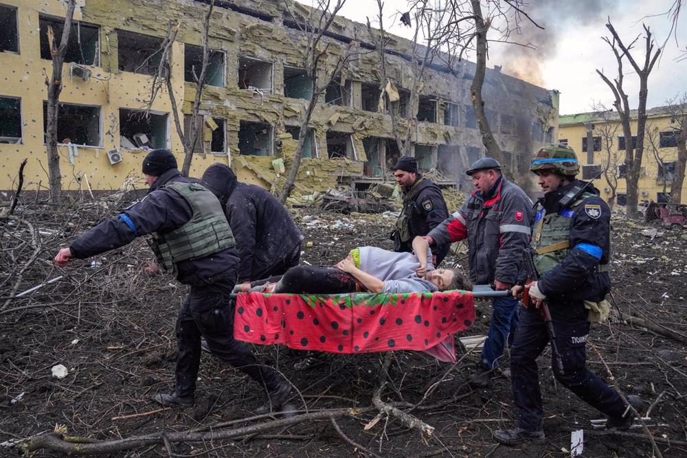 World Press Photo met l’accent sur l’Ukraine en récompensant la photo d’une femme enceinte évacuée à Marioupol