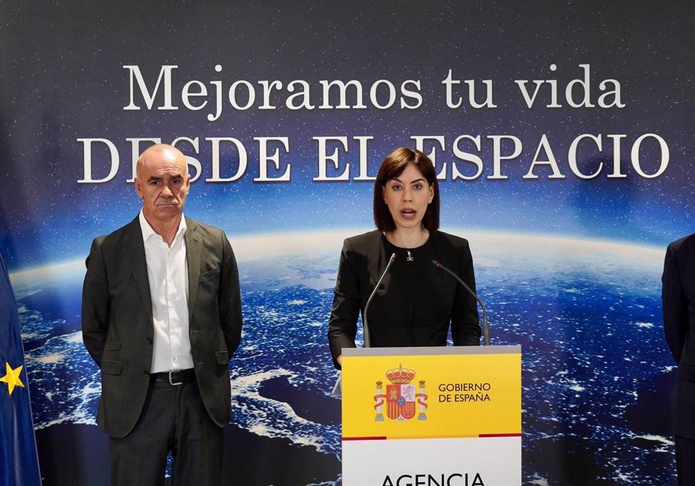 La ministra de Ciencia e Innovación, Diana Morant, y el alcalde de Sevilla, Antonio Muñoz, antes de la reunión del primer consejo rector de la Agencia Espacial Española, con sede en Sevilla. La