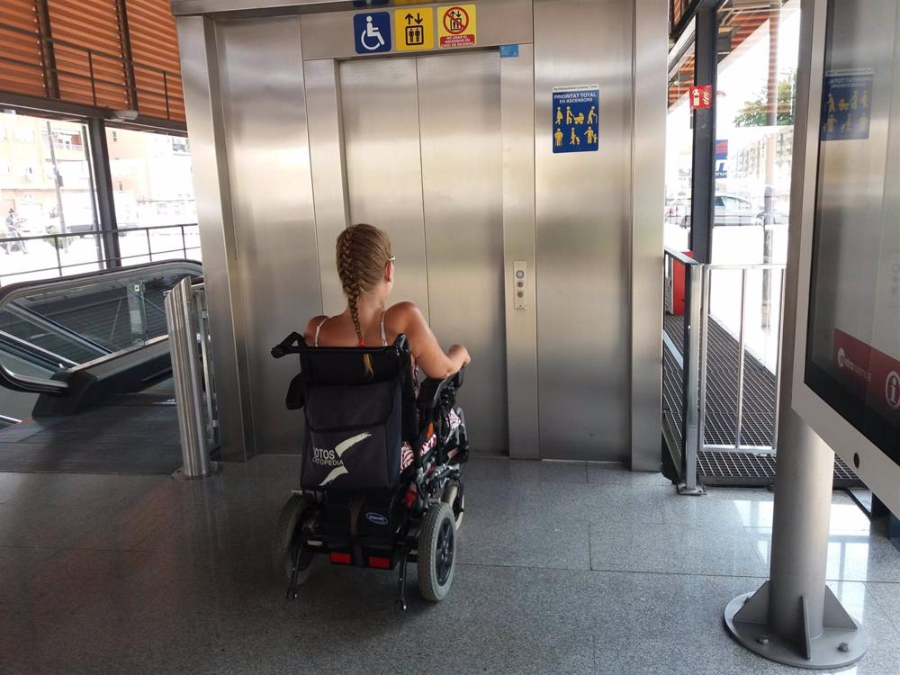 Archivo - Usuaria preparada para usar un ascensor Archivo