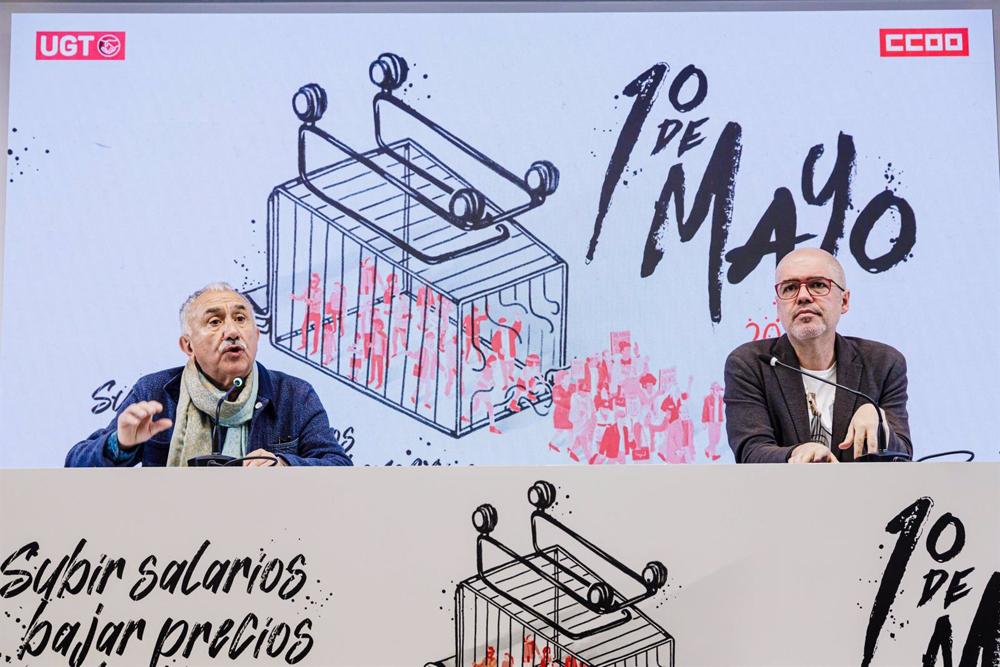 Los secretarios generales de UGT y CC00, Pepe Álvarez (i), y Unai Sordo (d), ofrecen una rueda de prensa en la sede de Comisiones Obreras (CCOO), a 20 de abril de 2023, en Madrid (España). Los