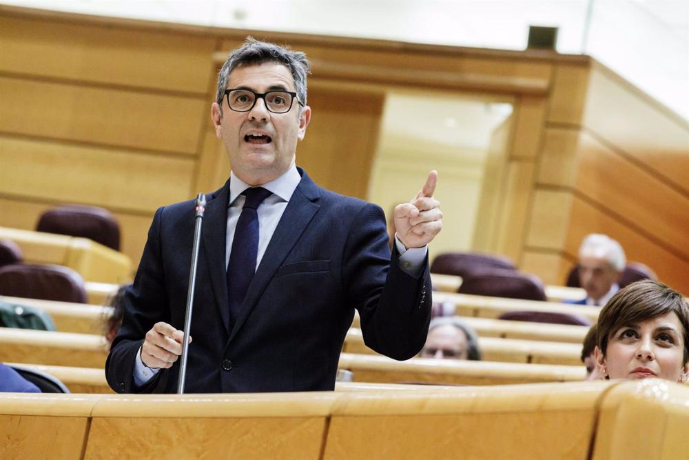 El ministro de la Presidencia, Relaciones con las Cortes y Memoria Democrática, Félix Bolaños, interviene durante una sesión de control al Gobierno en el Senado, a 18 de abril de 2023, en Madrid (España). Calviño ha abordado hoy, ante la Cámara Alta, el m El