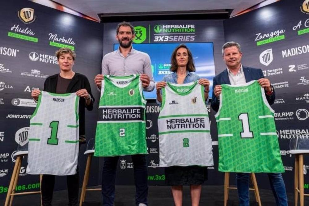 De izda a dcha: Elisa Aguilar, Jorge Garbajosa, Cristina Delgado y Juan Méndez, tras la presentación del IV Circuito Herbalife Series 3x3 De
