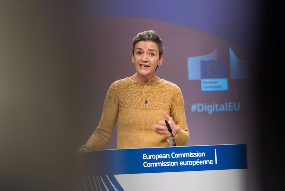 Archivo - HANDOUT - 26 January 2022, Belgium, Brussels: EU Commissioner of Competition Margrethe Vestager speaks during a joint press conference with EU Commissioner for Internal Market and consumer protection, Industry, Research and Energy Thierry Breton Archivo
