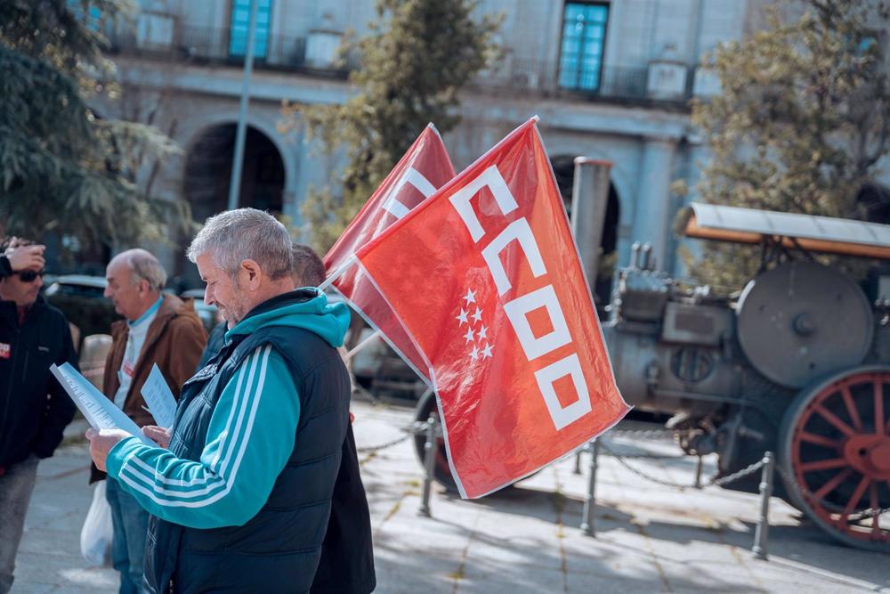 Archivo - Un hombre protesta durante una concentración, a 14 de marzo de 2023, en Madrid (España). Archivo