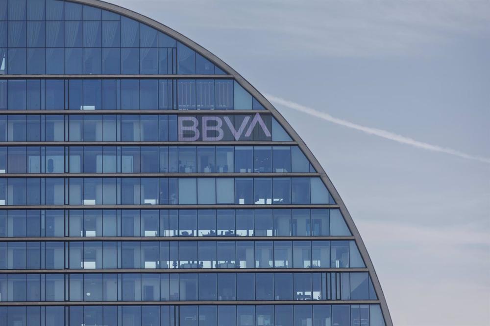Fachada del banco del BBVA en la ciudad del BBVA. Fachada
